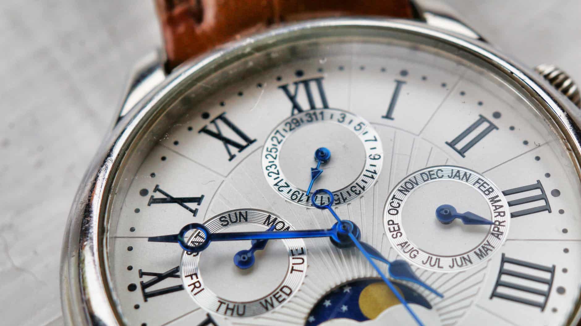 close up photography of wristwatch