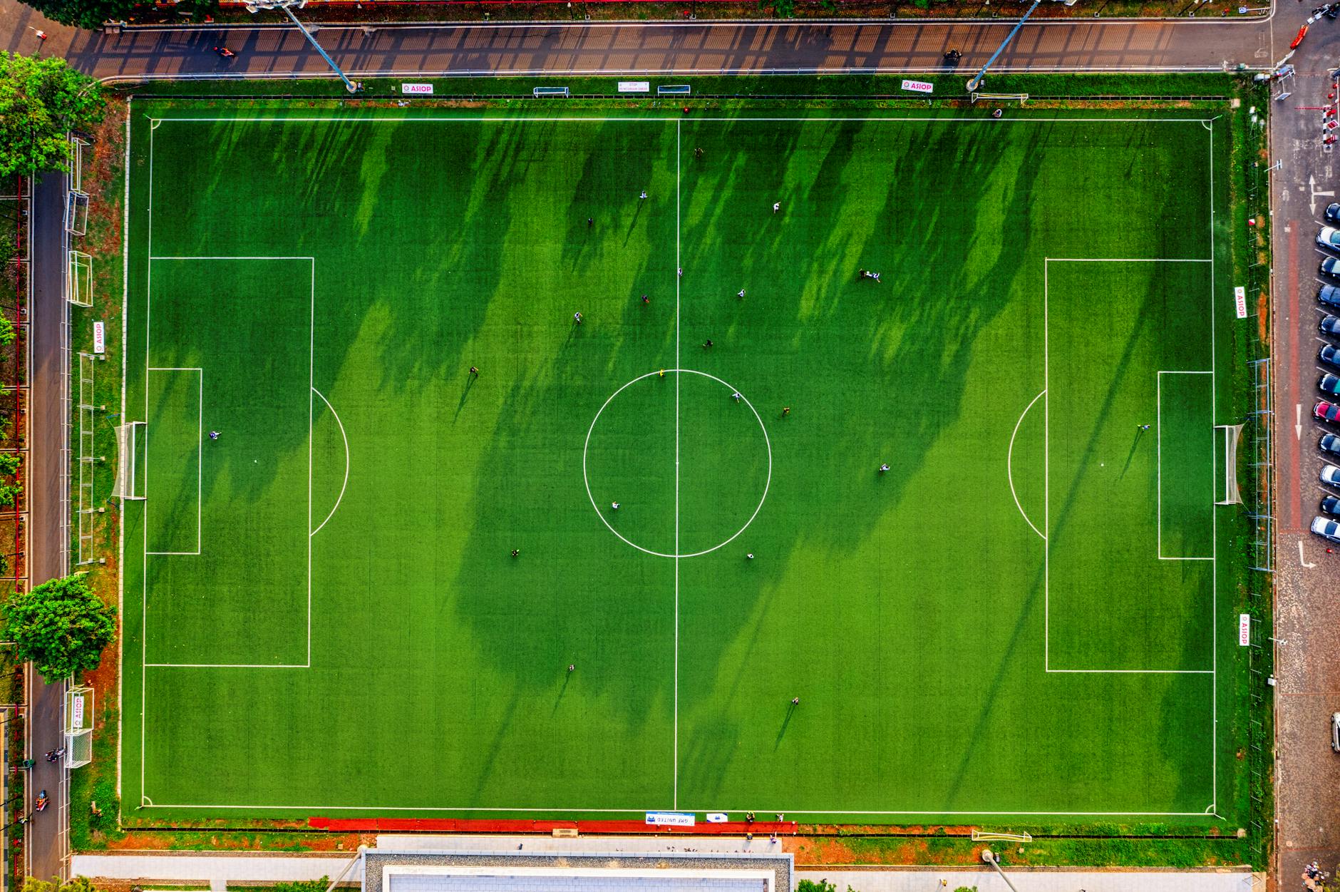 foto dall'alto del campo da calcio durante il giorno